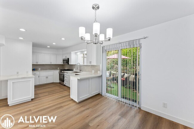 Building Photo - OCEAN VIEWS! Renovated 2 Bed, 2.5 Bath Townhome in San Clemente!