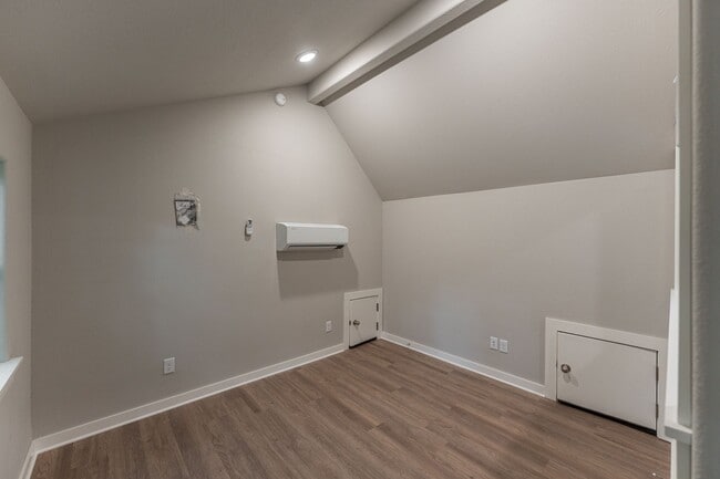 Building Photo - 1315 Van Buren Ave
