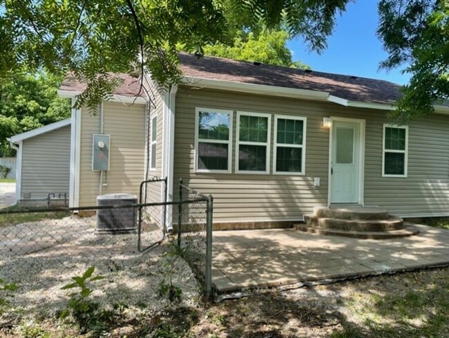 Building Photo - PRE-LEASING! Beautiful 3 Bedroom 2 Bath 2 Living Areas + Detached 1 Car Garage/ Workshop