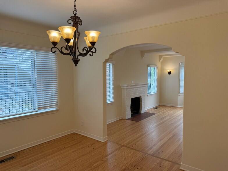 Building Photo - 617 W Glenoaks Blvd