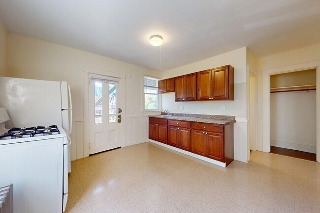 Building Photo - 539 Mt Auburn St