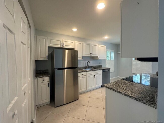 Building Photo - 4567 SE Murray Cove Cir