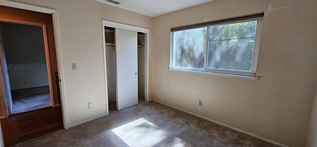 Building Photo - 3083 Funston Dr