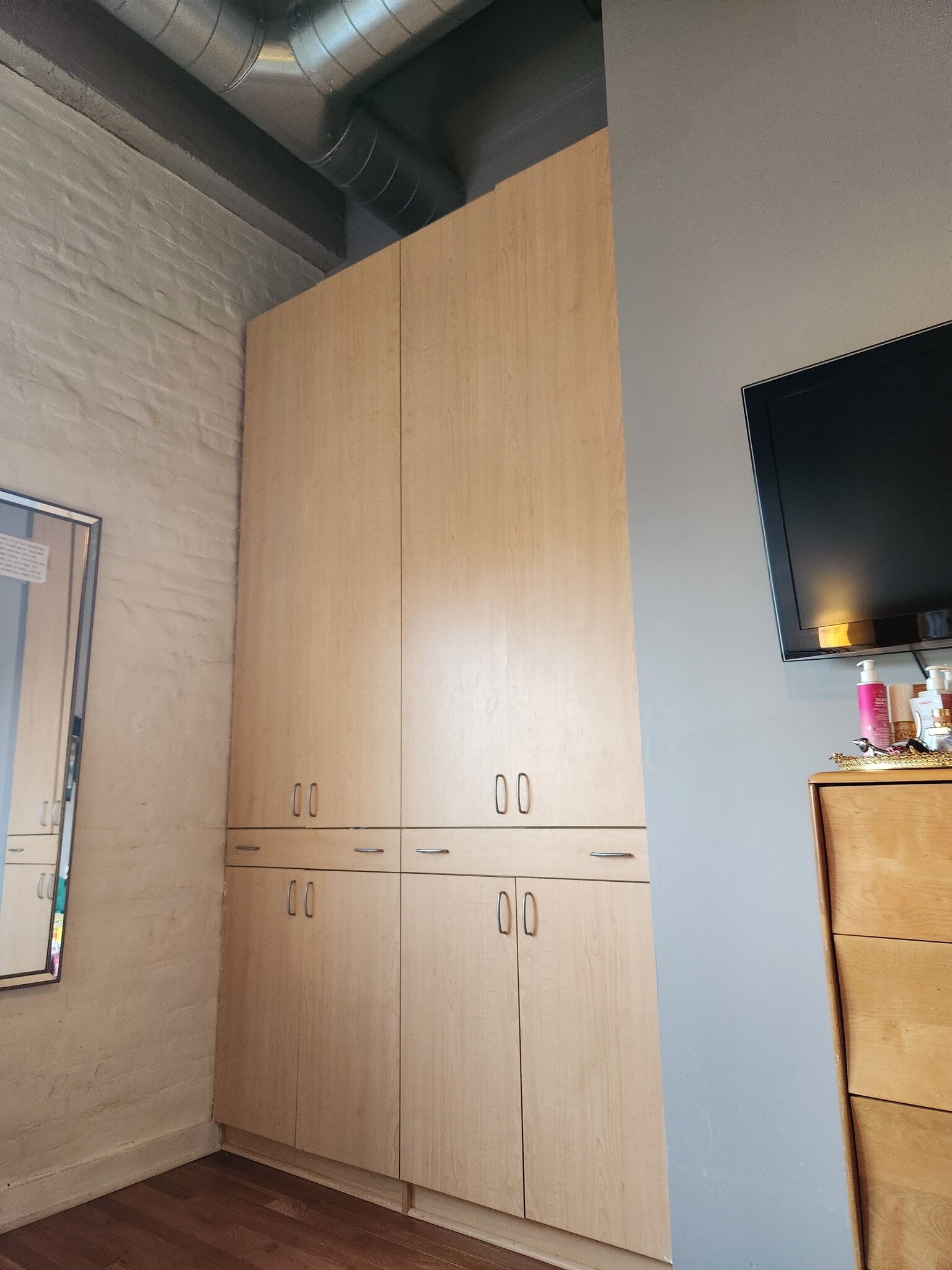 Built-in storage in Master - 1601 W School St