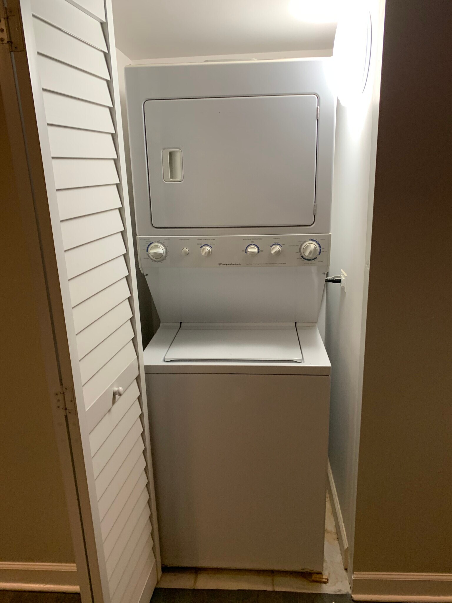 Washer/dryer - 2545 S Dearborn St