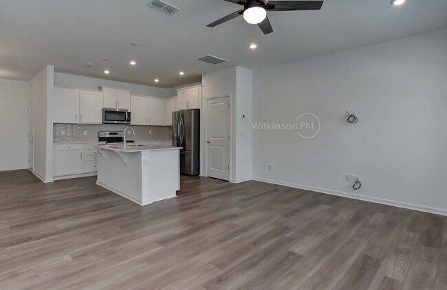 Building Photo - Beautiful 3BD/2.5BTH Townhouse with Commun...