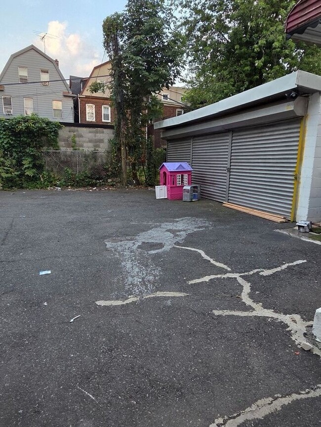 Building Photo - 3rd FL apt with private entrance, off St. parking available, heat included