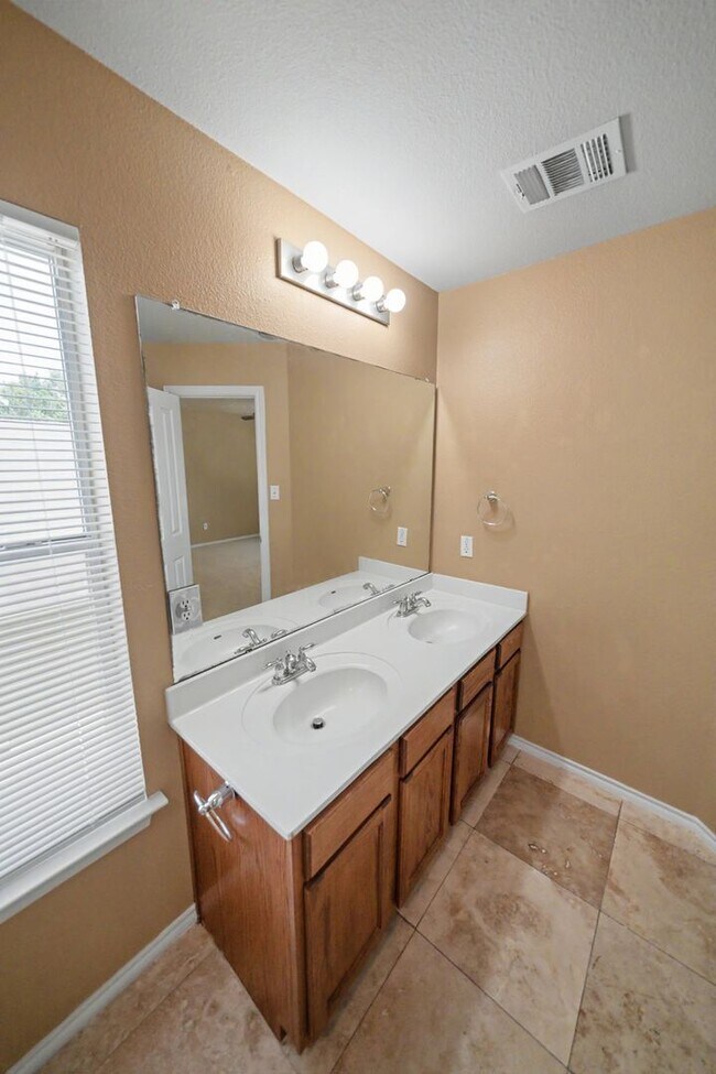 Building Photo - Spacious Cibolo Home Near Steele High School - Realtor Commission: $500