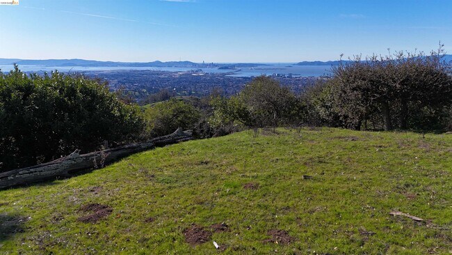 Building Photo - 6100 Skyline Blvd
