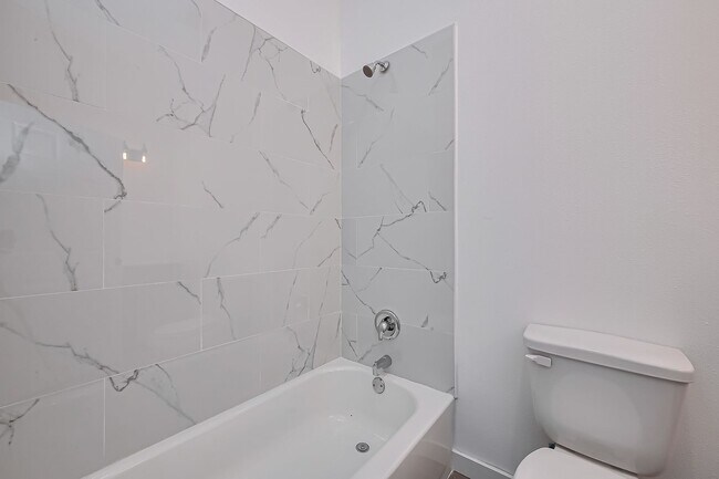 Building Photo - AFFORDABLE 4BD/2.5BA SINGLE HOUSE!