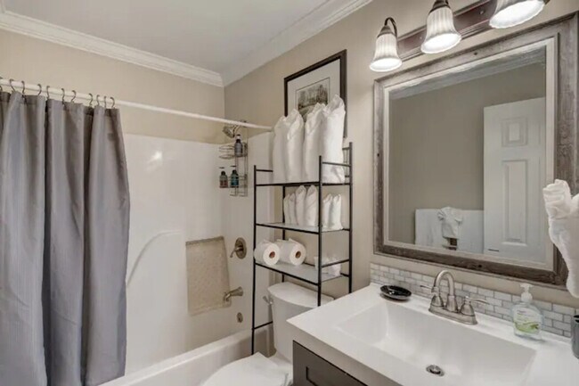 Building Photo - 2201 1/2 Summit St