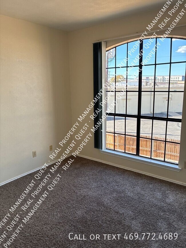 Building Photo - 611 Oriole Blvd
