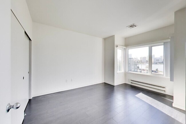 Building Photo - 1524 1st Ave