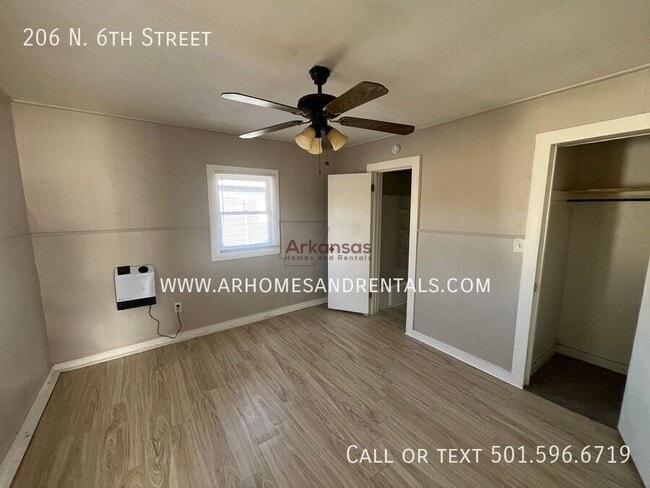 Building Photo - 206 N 6th St