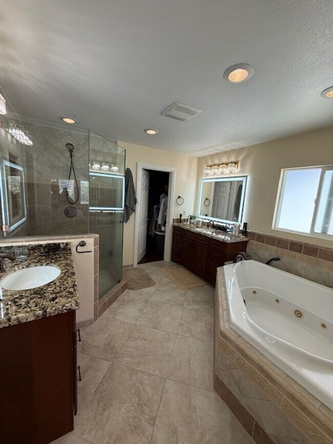 Building Photo - Fully Furnished 5 bedroom home