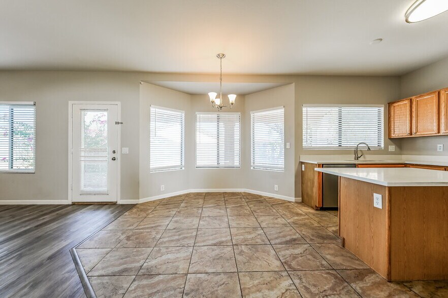 Building Photo - 2110 E Behrend Dr