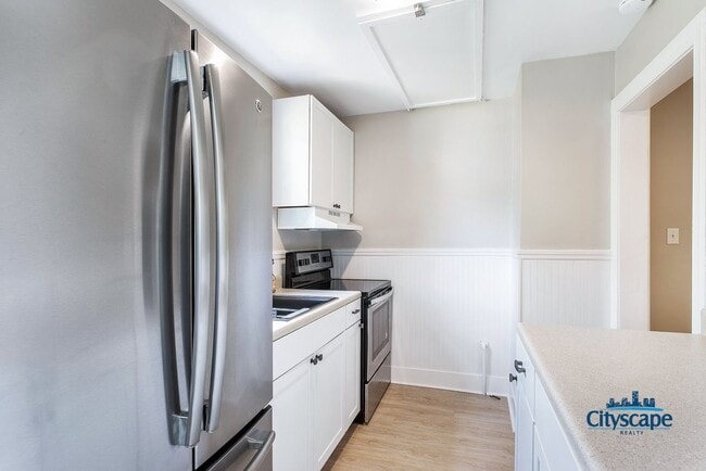 Building Photo - ADORABLE BUNGALOW NEAR MAYMONT AND JAMES R...