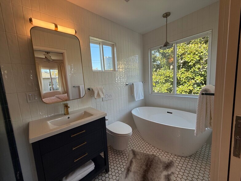 Building Photo - 10351 Keswick Ave