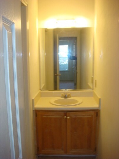 Building Photo - 3 Bedroom/ 2 Bathroom Available in August!