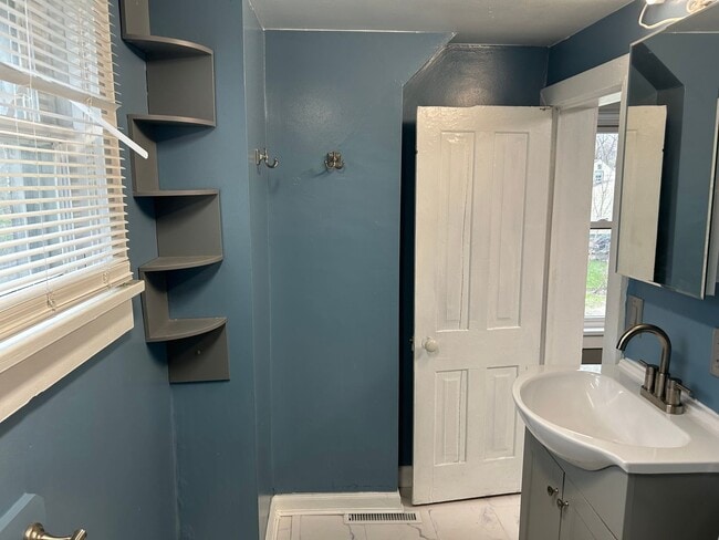 Building Photo - 1 Bedroom 1 Bath Upstairs Apartment