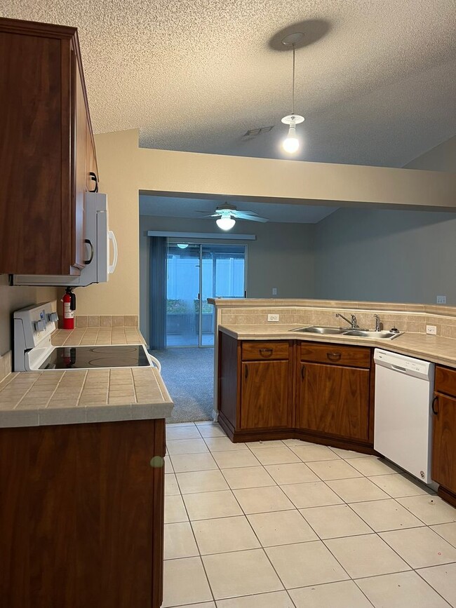 Building Photo - Beautiful 4/2 with 2 Car Garage in the Wek...