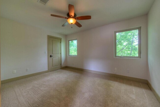 Building Photo - 605 Peacock Ln