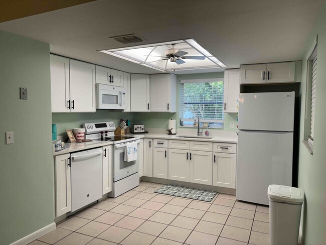 Building Photo - 2022 Royal Palm Dr