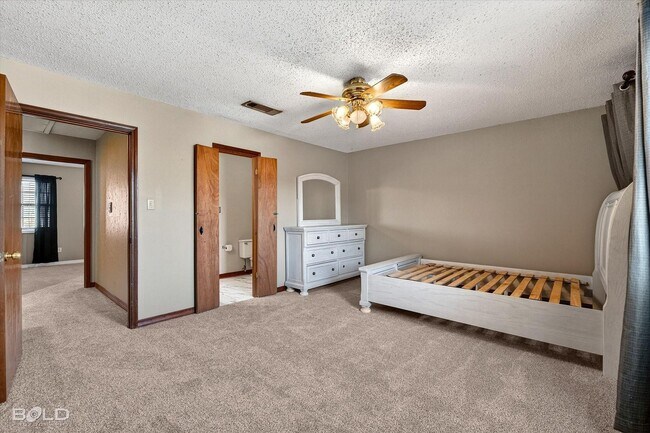 Building Photo - Harts Landing - Right next to the pool! One month half off rent!