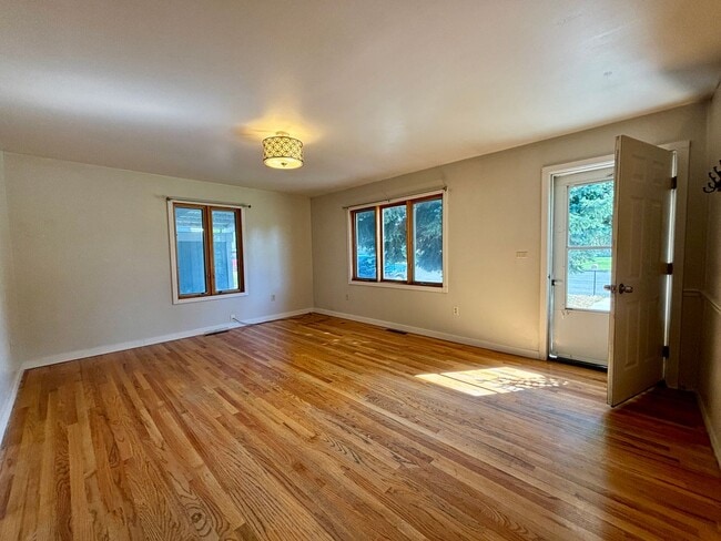 Building Photo - Pet friendly 3 bed, 2 bath Duplex - next to park, quiet neighborhood!