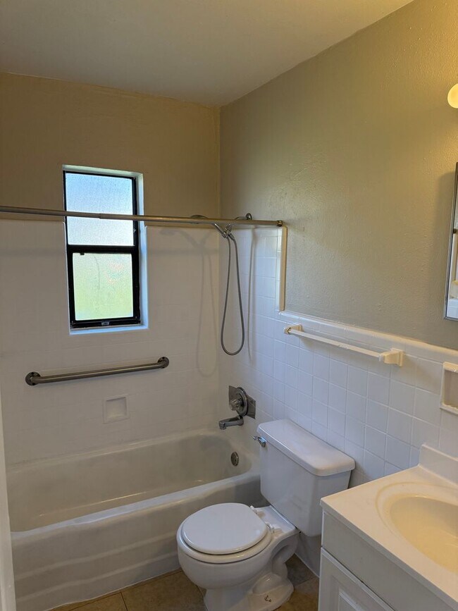 Building Photo - 2 Bedroom duplex with garage, Washer and Dryer, close to everything!!!!