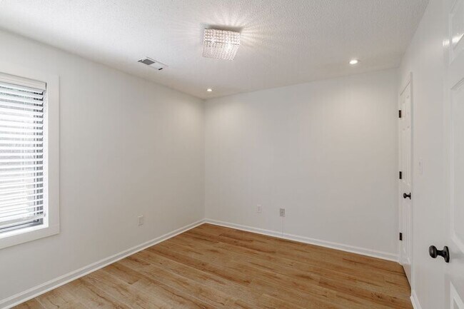 Building Photo - 112 Lucy Ln