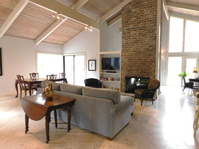 Building Photo - Spacious 2 Bedroom Home Located In Sea Pines