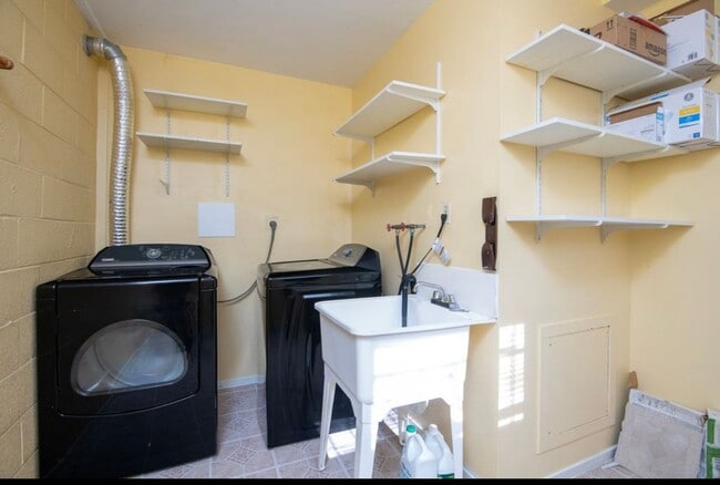 Building Photo - Bright 3 Bedroom Takoma Townhome with Park...