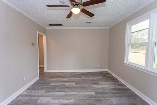 Building Photo - Welcome to this beautiful 1 bedroom and 1 bath unit in a stellar location!