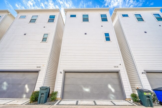 Building Photo - 5838 E Post Oak Ln