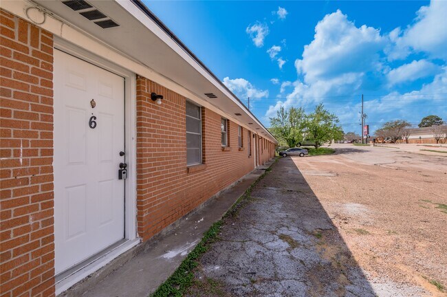 Building Photo - 2809 Sam Houston Ave