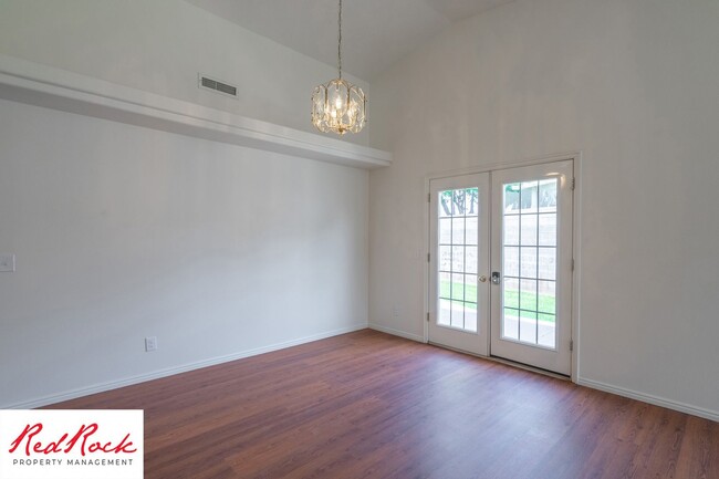 Building Photo - Remodeled 3 Bedroom Townhome with Great Vi...