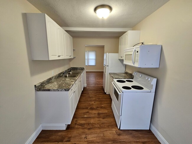 Building Photo - 2 bed, 1 bath, close to ND