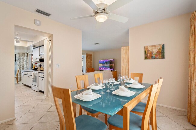 Building Photo - 7423 Dickens Dr