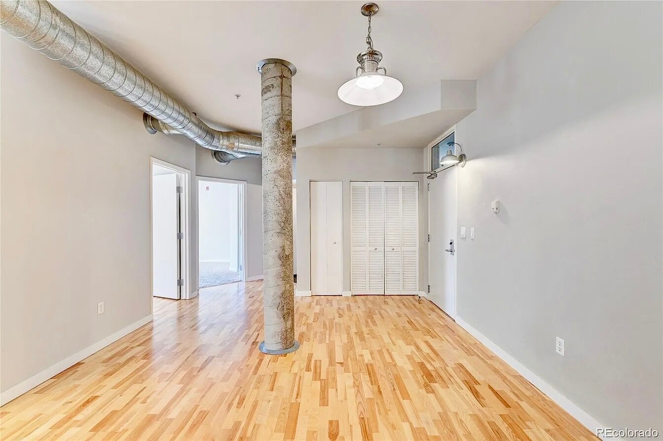 Building Photo - 2422 Tremont Pl