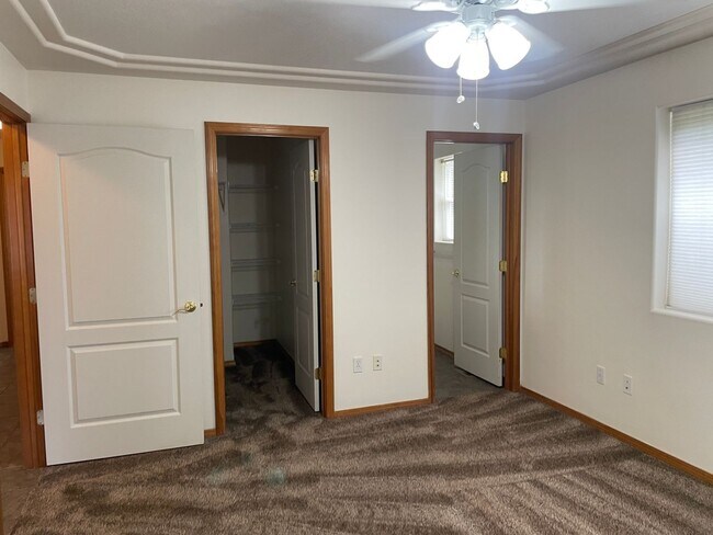 Building Photo - 1703 Fairway Dr NE