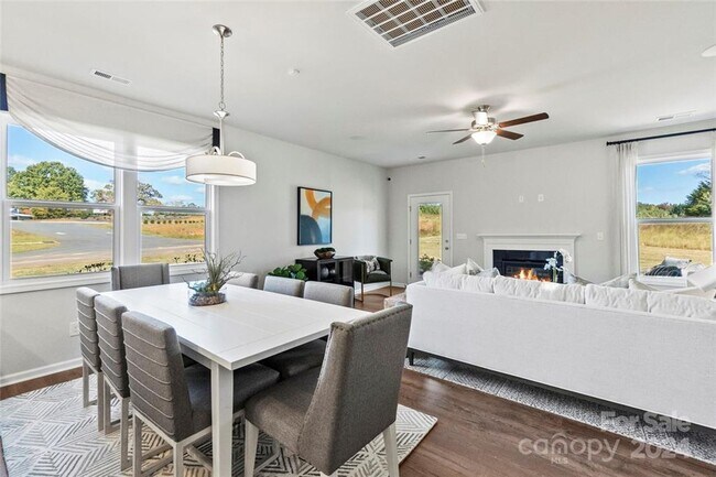 Building Photo - Captivating Family Home | 4 BR/3BA | 2 Car Garage | Backyard