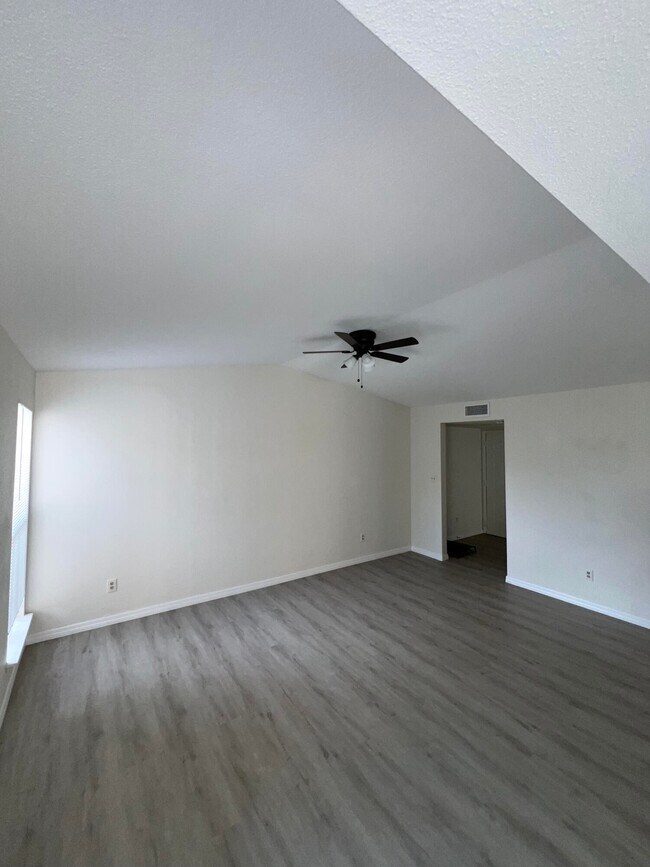 Building Photo - 899 Riverside Dr