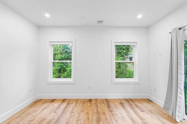 Building Photo - 442 W Queen Ln