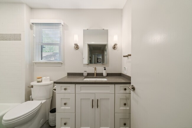 Building Photo - 595 Heritage Vlg