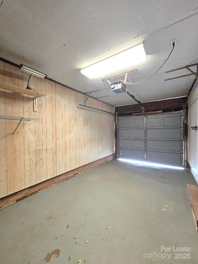 Building Photo - 910 Holly Dr