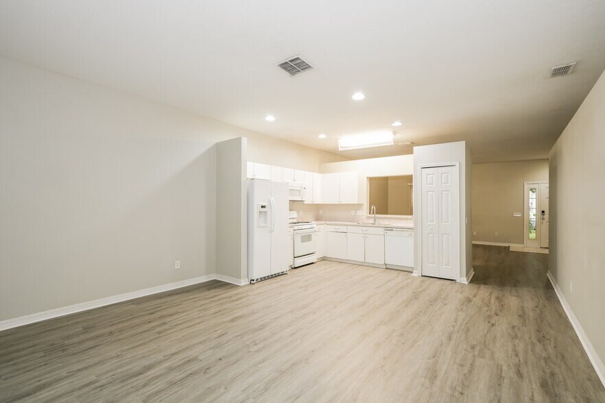 Building Photo - 15819 Stags Leap Dr