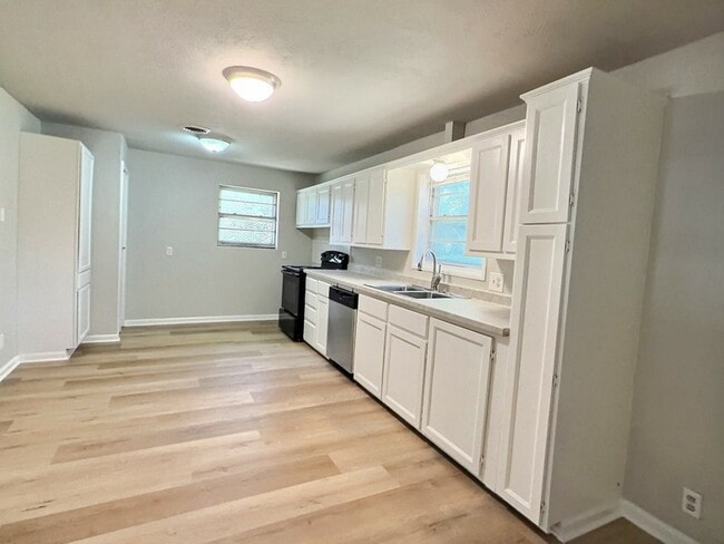 Building Photo - 111 E Doris Dr