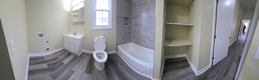 Full Bathroom w/lien space - 429 N Line St