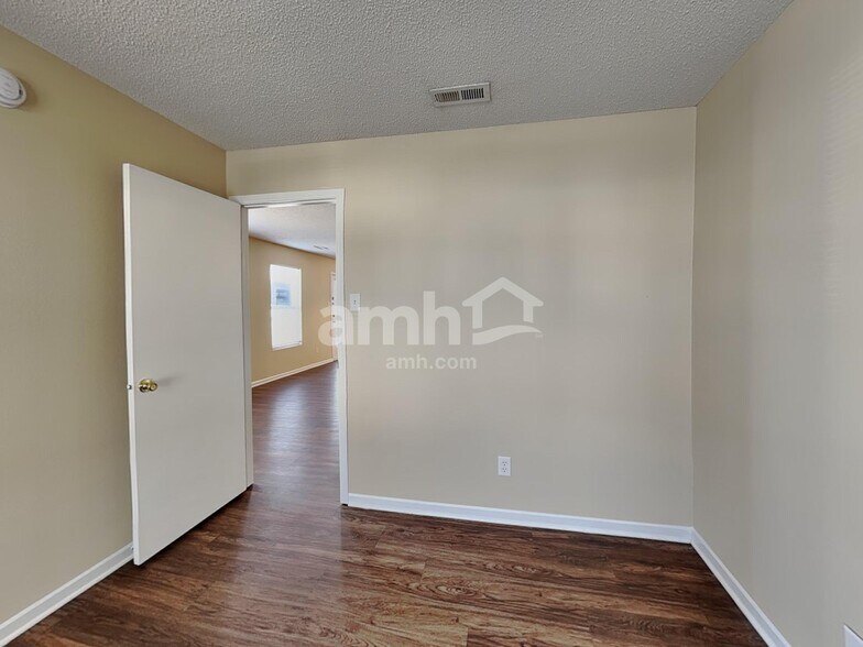 Building Photo - 2071 Bridlewood Dr